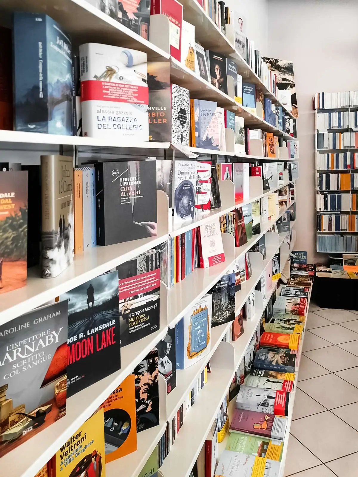 Foto-degli-interni-della-Libreria-Passaparola-a-Roma